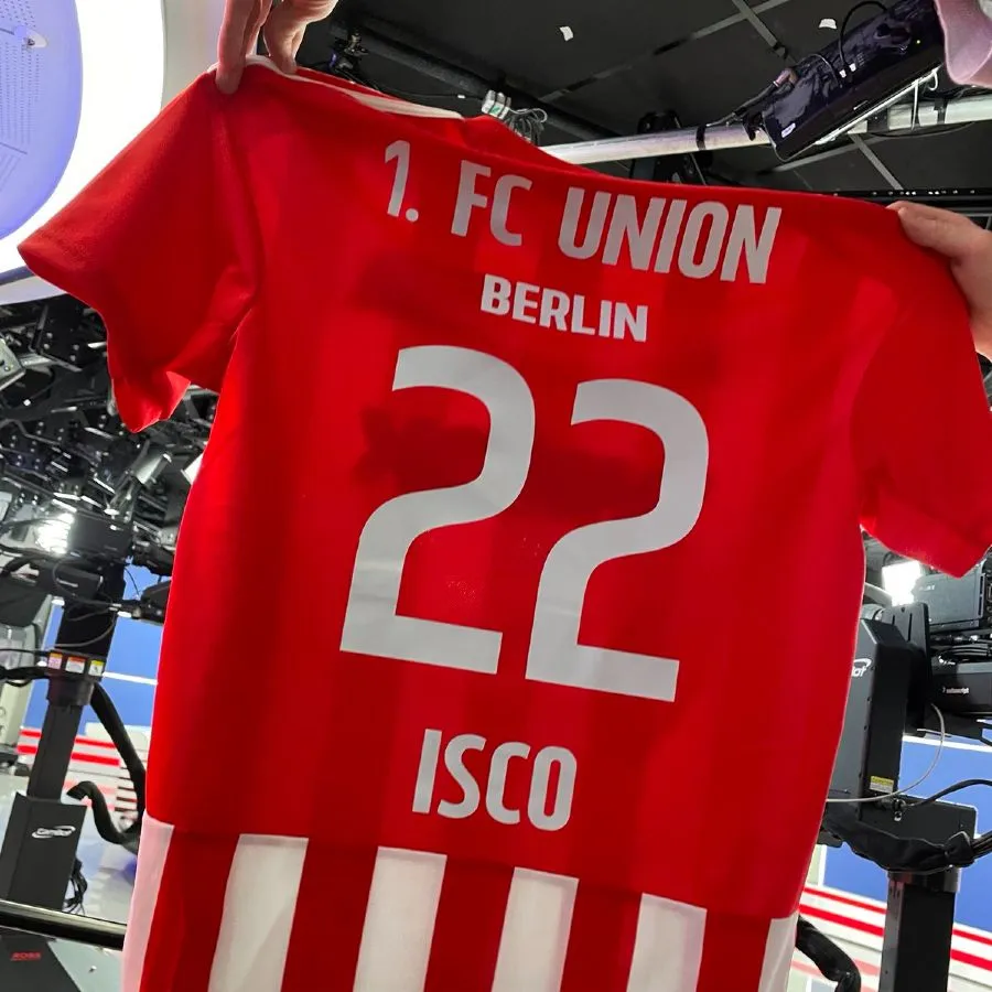 TWITTER @Plettigoal Playera de Unión Berlín con el nombre de Isco