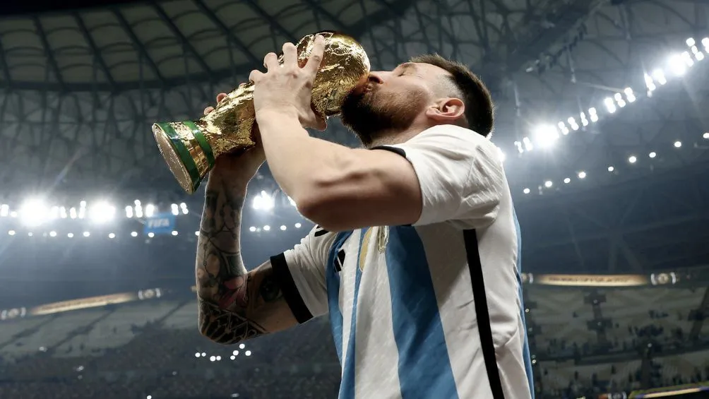 Messi levantando la Copa del Mundo