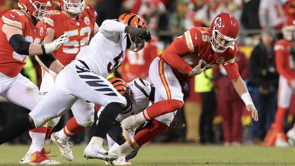 Mahomes al momento del contacto con Ossai