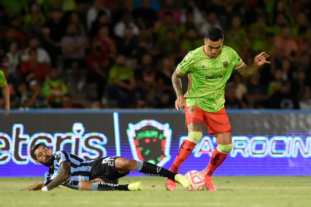 Darío Lezcano disputa un balón