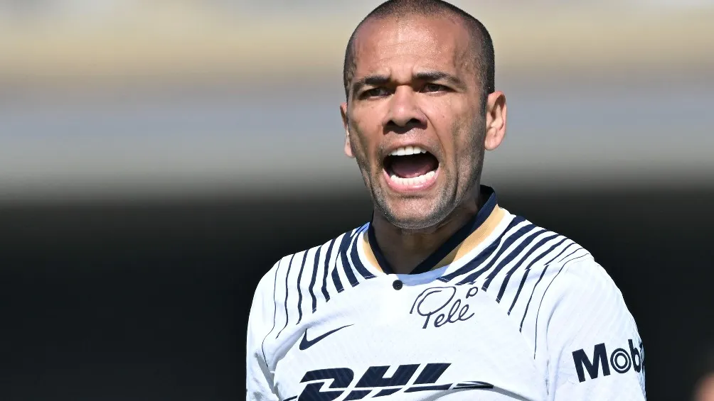 Dani Alves molesto en partido con Pumas