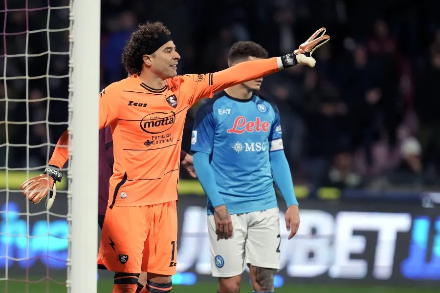 Ochoa en juego con el Salernitana