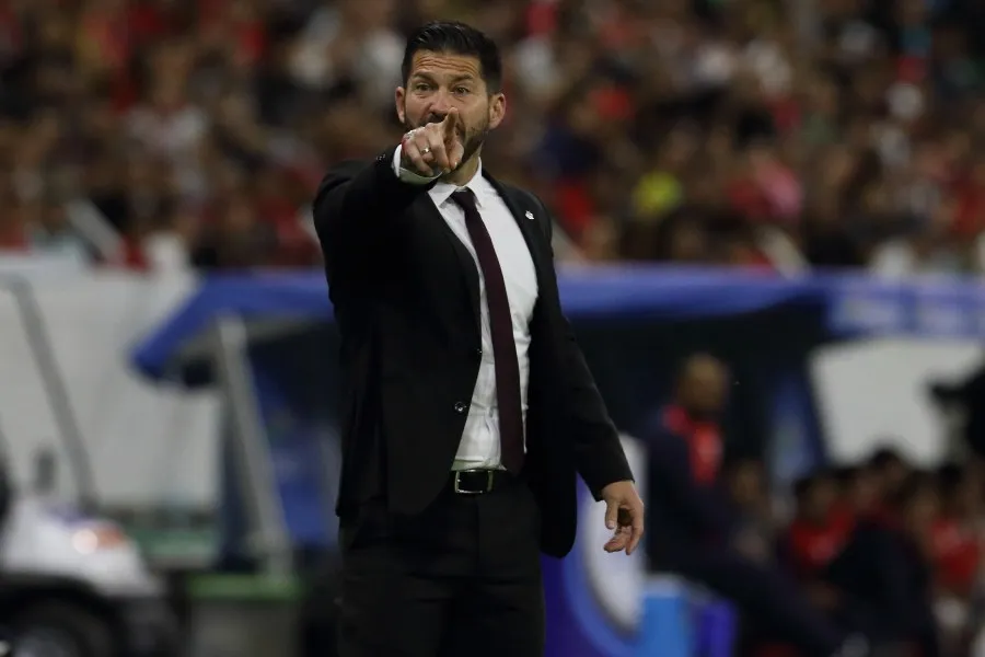 Benjamín Mora dirigiendo partido de Atlas