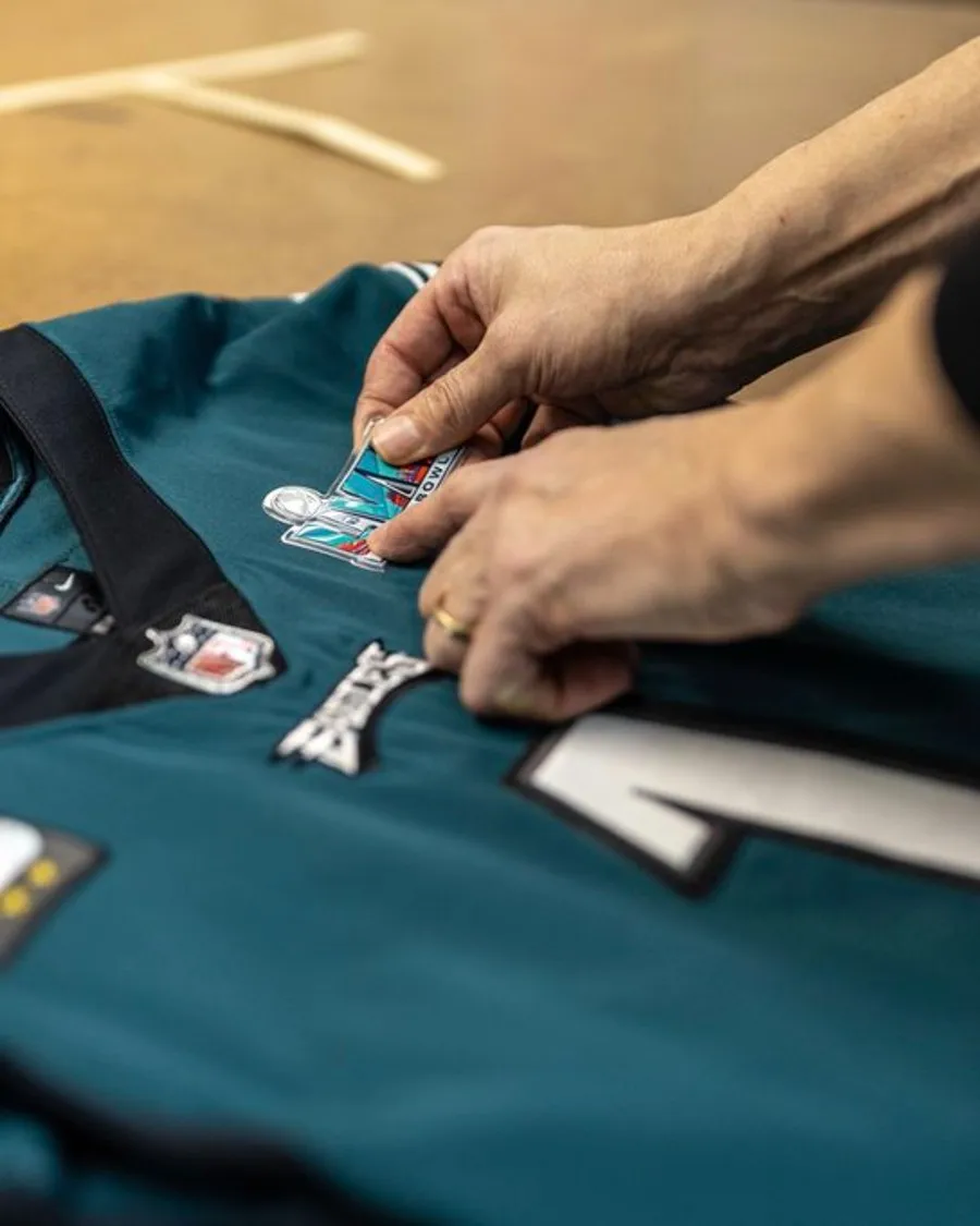 TWITTER @Eagles Eagles bordando las camisetas que usarán en el Super Bowl