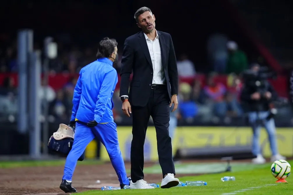 Tano Ortiz dirigiendo un partido