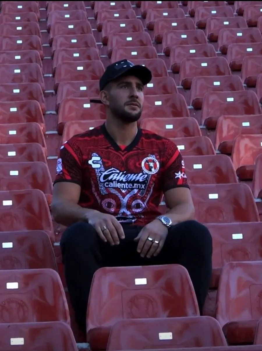 Lucas Cavallini en sesión de fotos con el Estadio Caliente