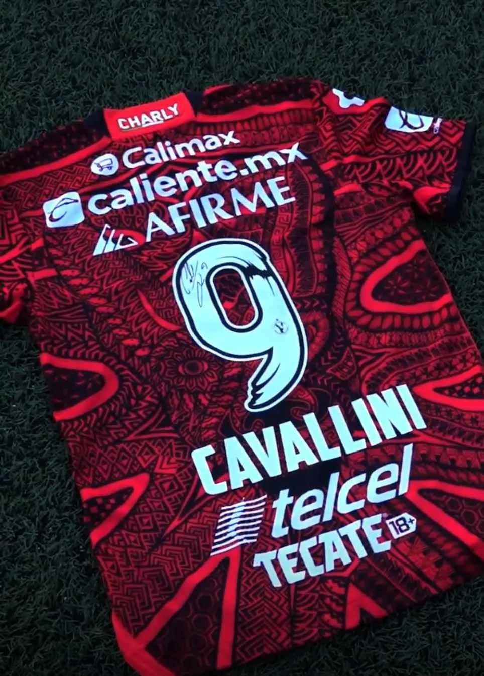 Lucas Cavallini usará el número 9