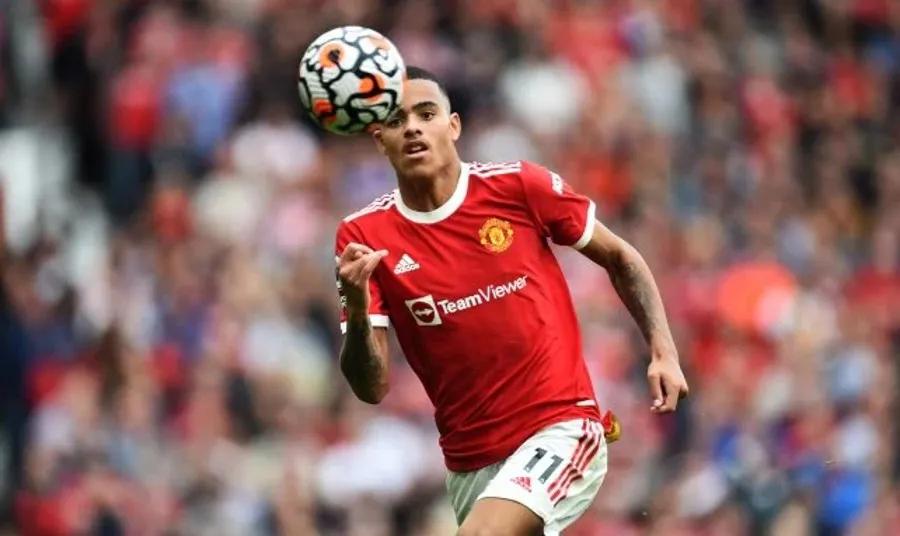 Mason Greenwood dirigiendo el balón