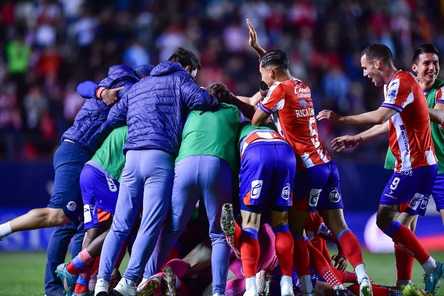 Equipo de San Luis festejando el 1-0