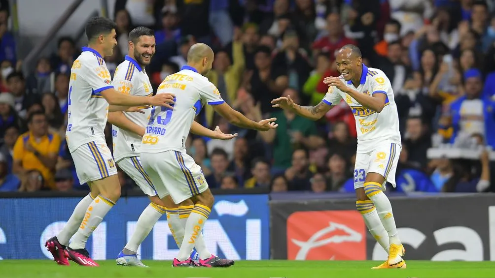 Tigres festeja el gol que los tiene adelante en el Azteca