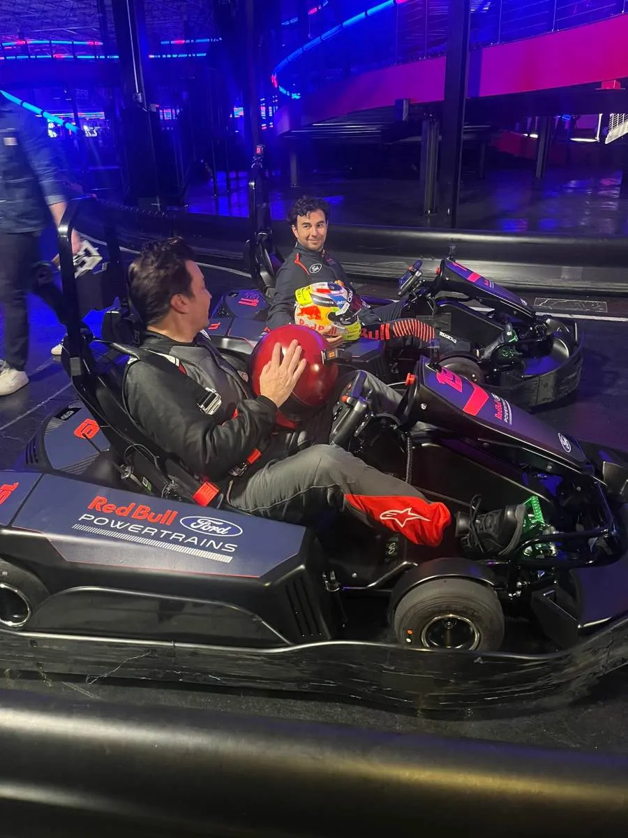 Sergio Pérez y Jimmy Fallon en go karts