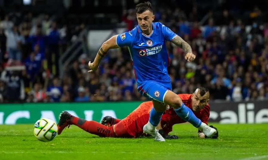 Nahuel Guzmán desvió el balón de Augusto Lotti