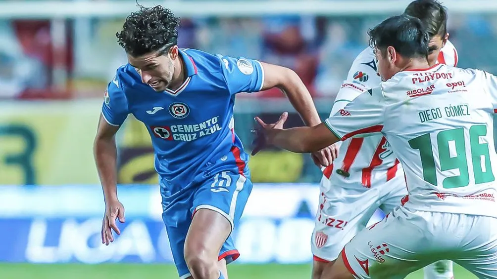 Rivero en una acción ante Necaxa