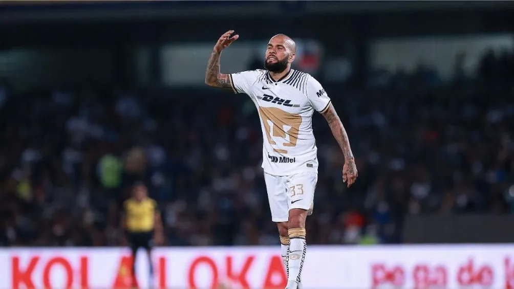 Alves en un partido con los Pumas de la UNAM