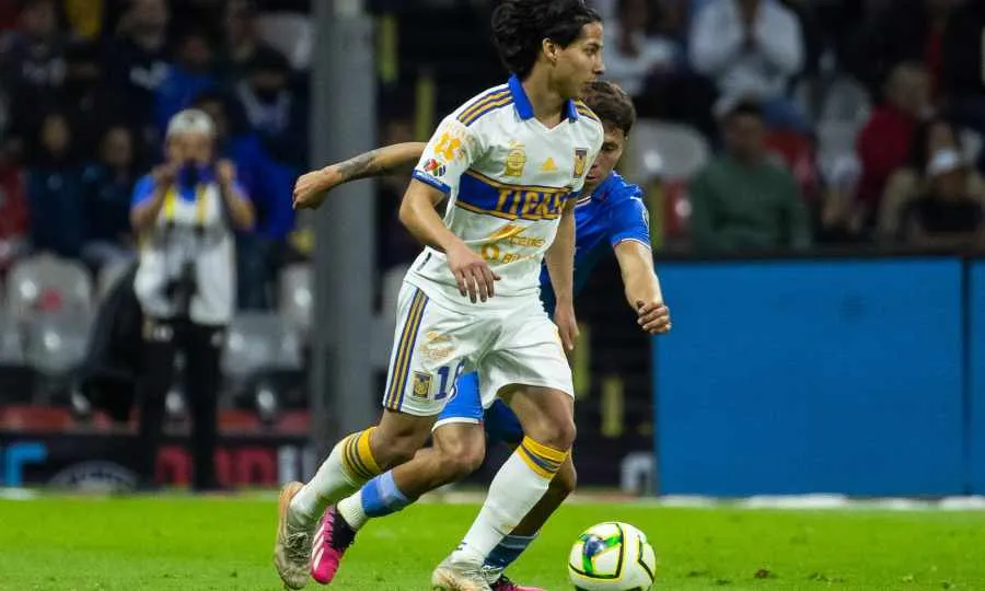 Diego Lainez en su debut con Tigres