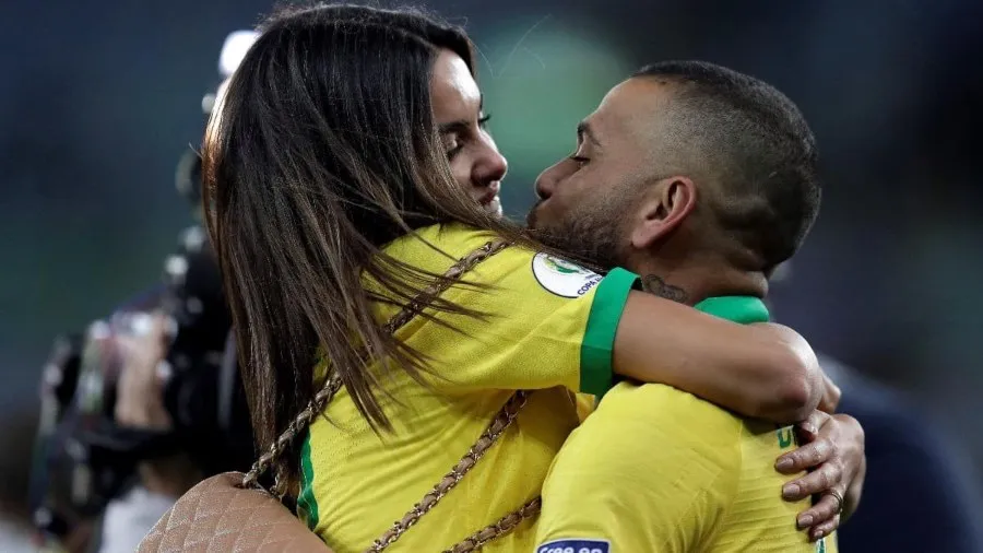 Joana y Dani Alves festejando
