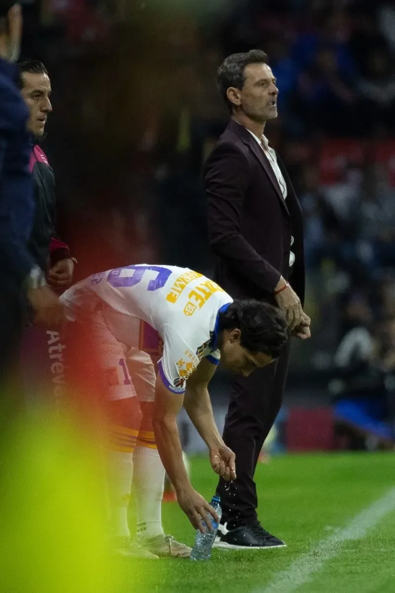 Diego Lainez en su debut con Tigres