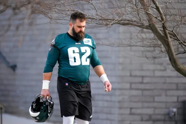 AP Jason Kelce, centro de Eagles