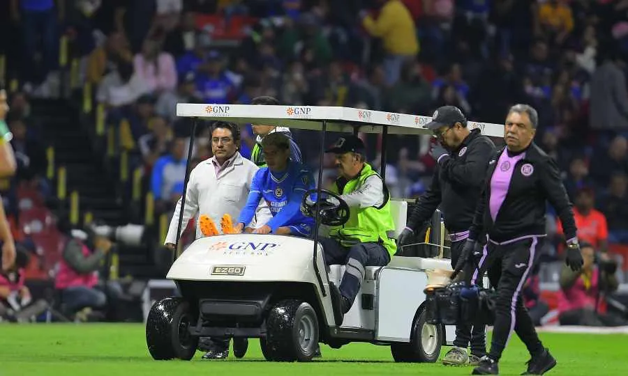 MEXSPORT Carlos Vargas salió de la cancha por lesión