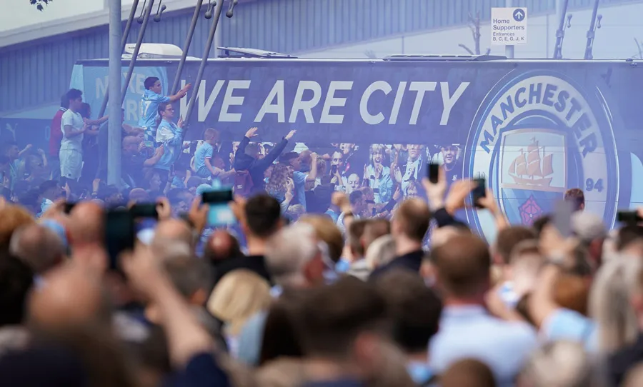Aficionados del City celebran llegada del equipo