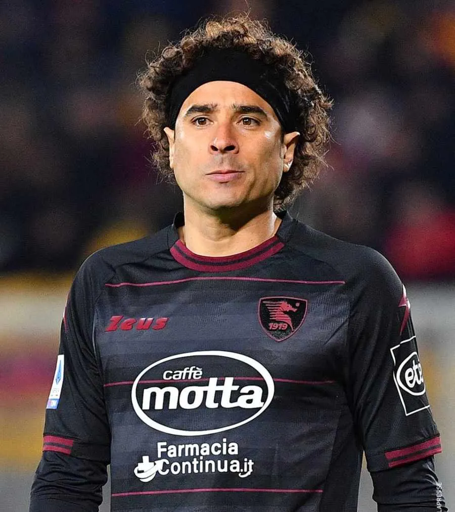Guillermo Ochoa en calentamiento