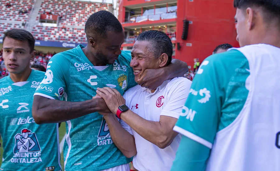 Nacho con jugadores del León