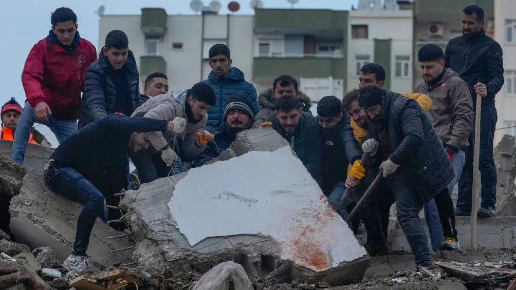 Rescatistas trabajan para salvar más vidas