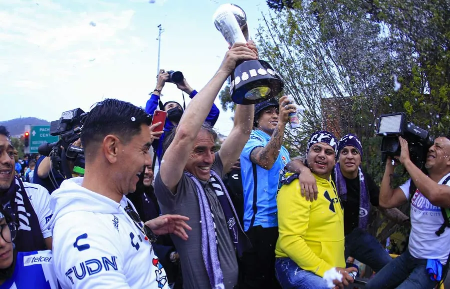 Guillermo Almada celebra título del Apertura 2022 con Pachuca