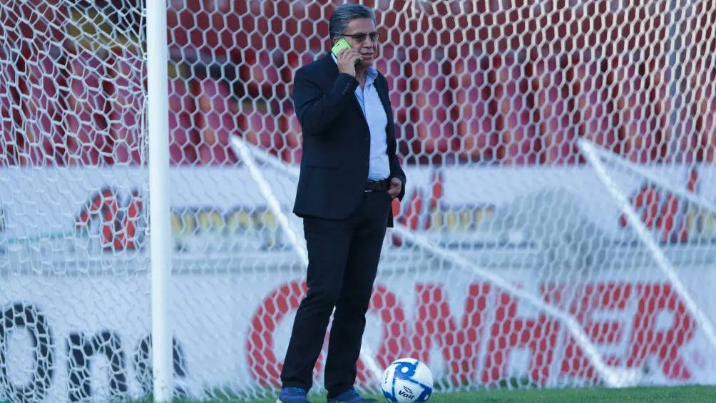 Raúl Arias vuelve a los banquillos