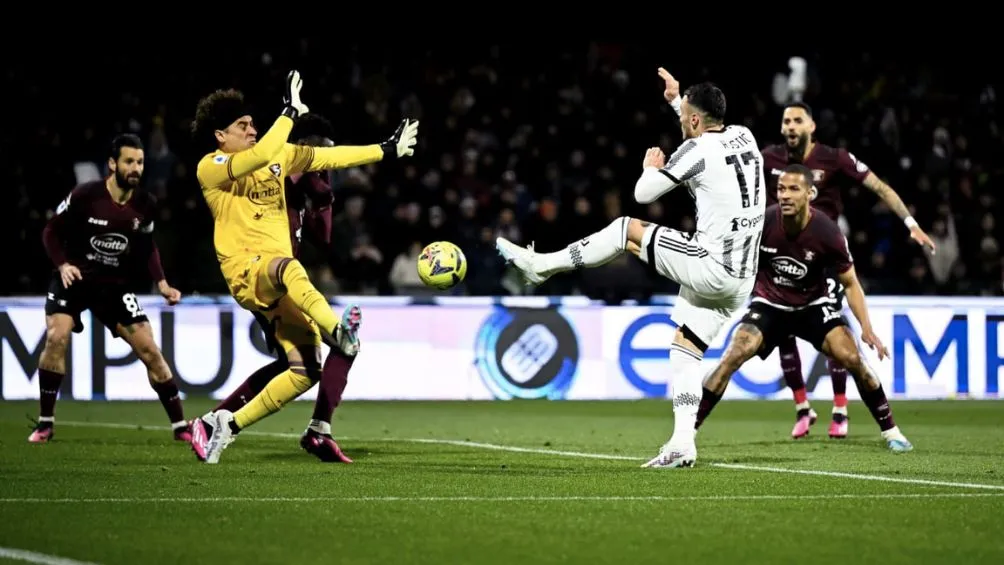 El arquero mexicano en el duelo ante Filip Kostic