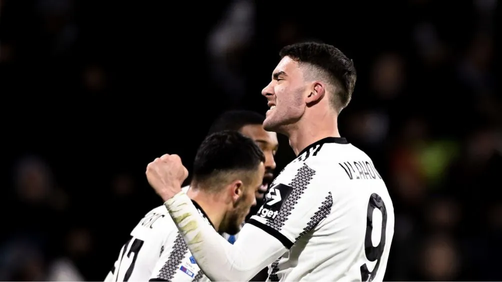 Vlahovic celebra doblete ante Memo Ochoa