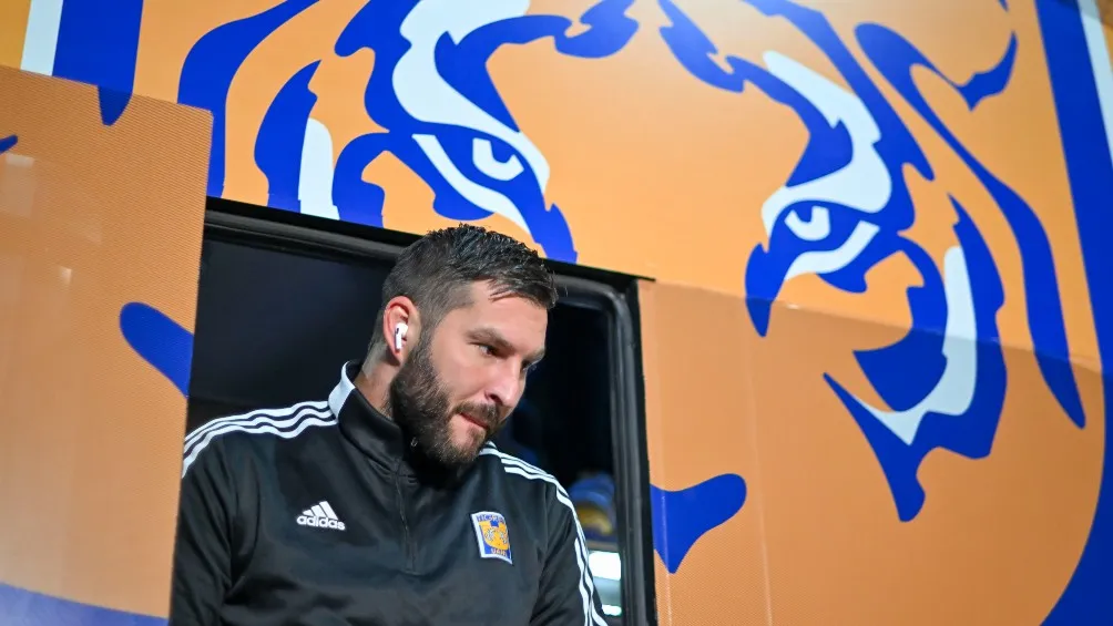André-Pierre Gignac saliendo del autobús