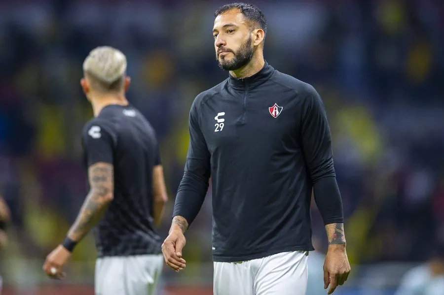 Aguilera calentando en partido de Liga MX