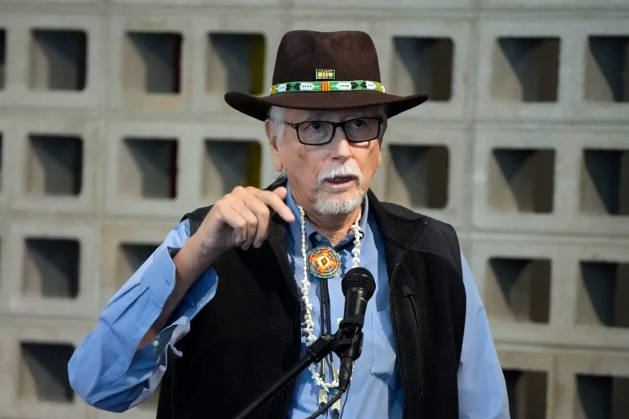 Nativo de Estados Unidos declarando