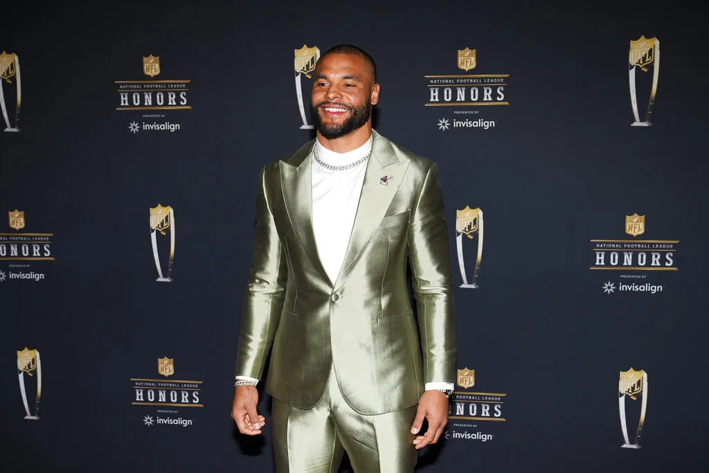 Dak Prescott llegando a los NFL Honors