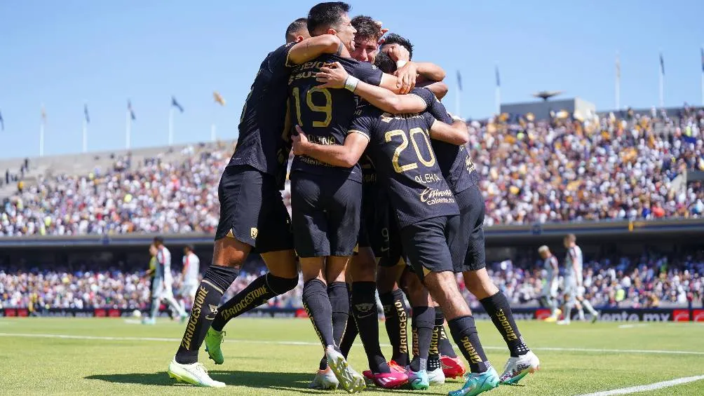 Pumas celebra un gol de Dinenno