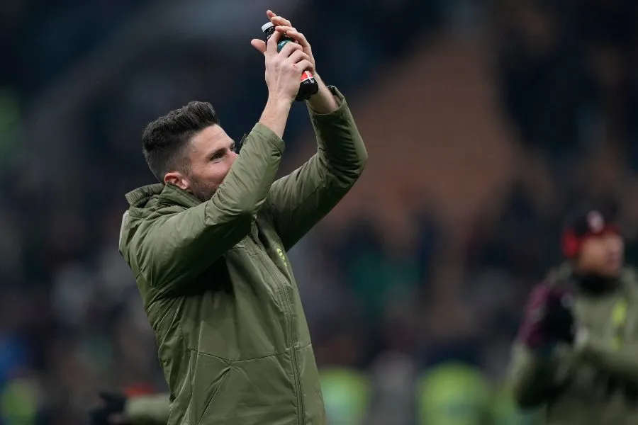 AP Giroud festejando triunfo con la afición Rossoneri