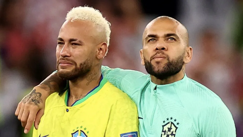 Alves junto a Neymar en Qatar 2022