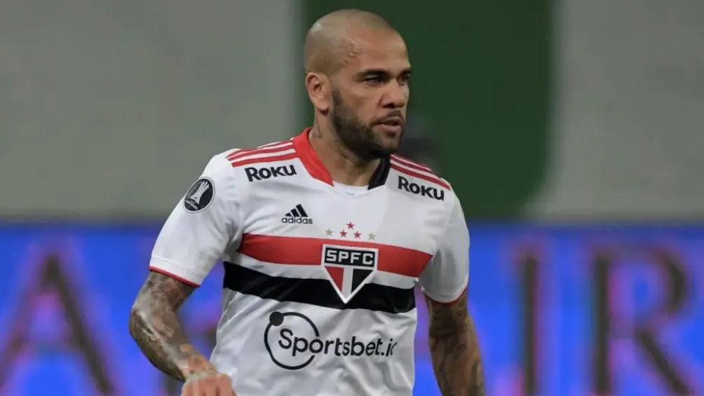 Dani Alves jugando para el Sao Paulo