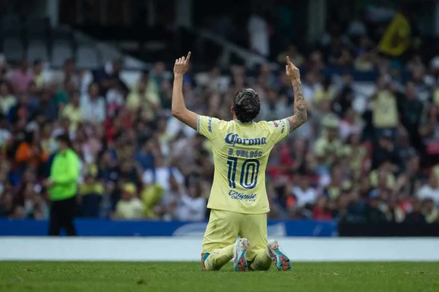 Diego Valdés celebrando su gol