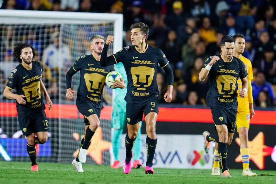 Dinero celebrando su gol