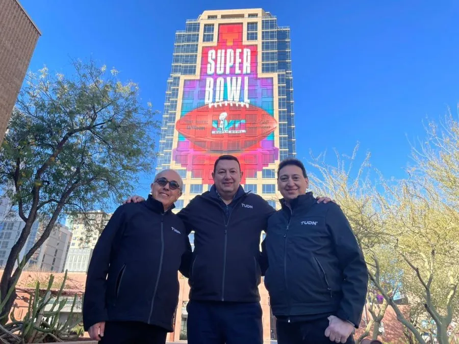 Enrique Burak con sus compañeros en Arizona