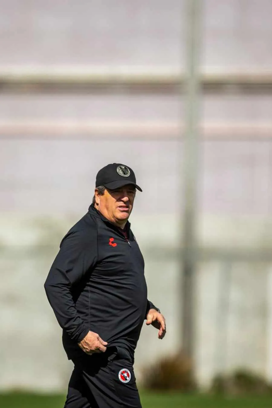 TWITTER @Xolos Miguel Herrera dando indicaciones a los jugadores fronterizos