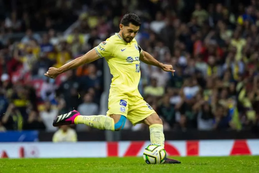 Henry Martín anotando su gol