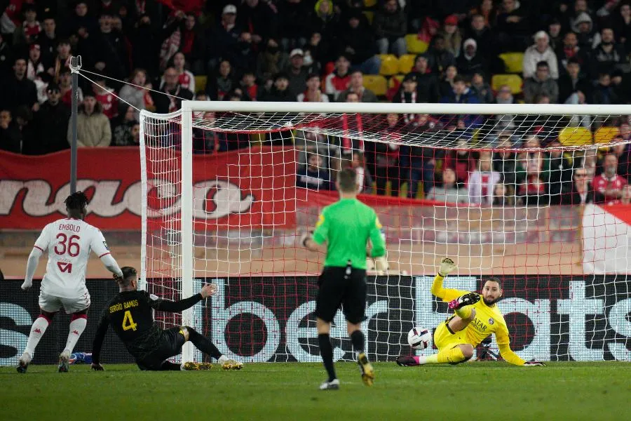 Monaco anotando gol ante el PSG en partido de liga