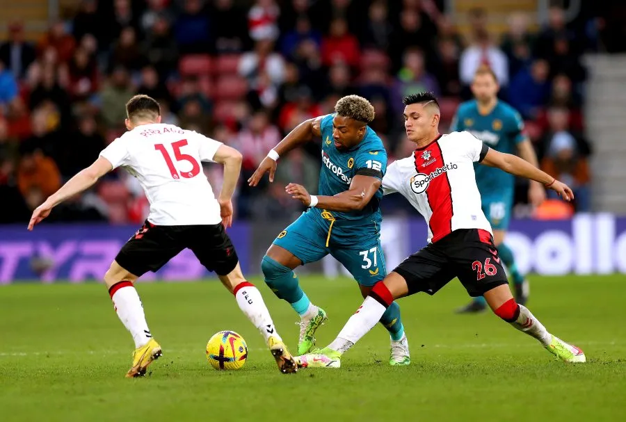 Adama Traoré luchando por el esférico entre dos jugadores