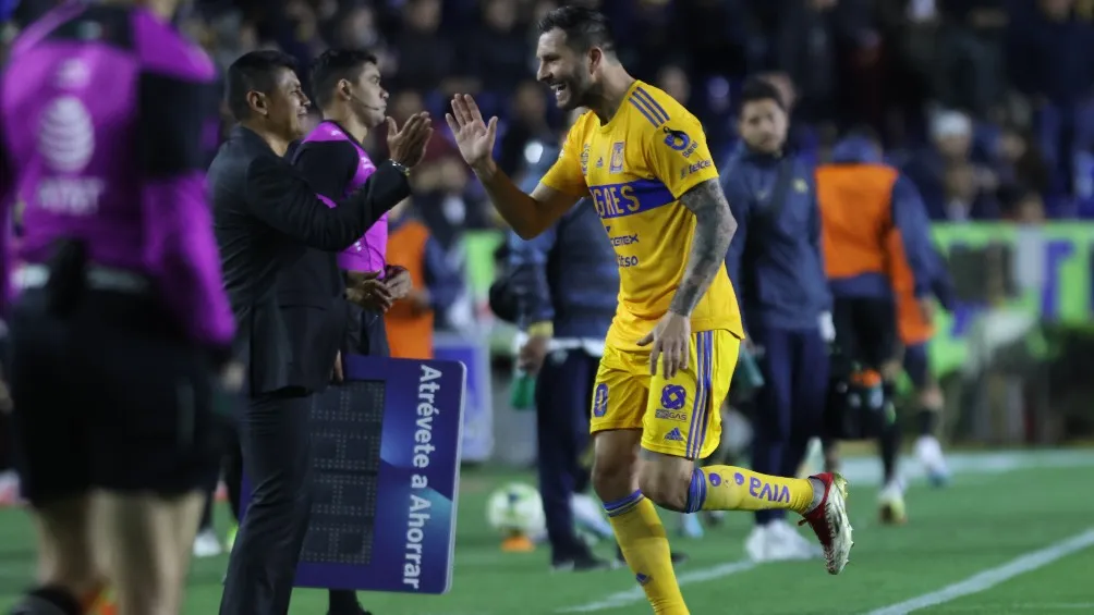 Gignac festeja junto a Chima Ruiz