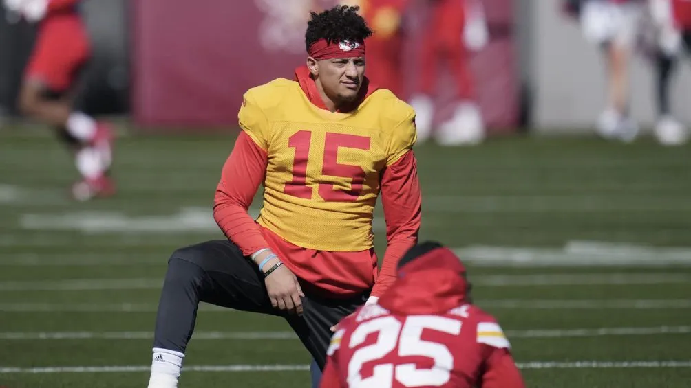 Patrick Mahomes en entrenamiento tras lesionarse el tobillo