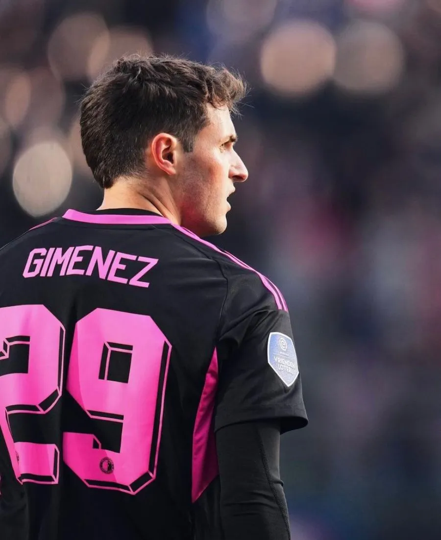 Santi Giménez en partido con el Feyenoord