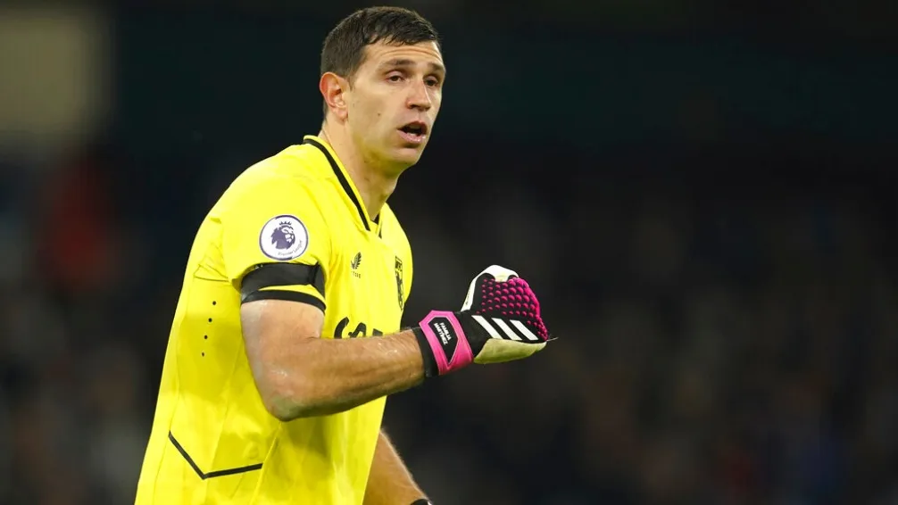 Tuvo un choque con el Dibu Martínez